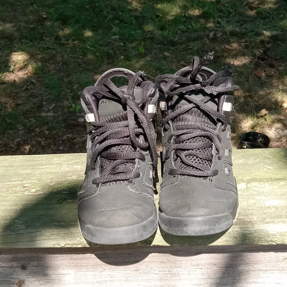 AIR JORDAN RETRO 6 SIZE 11C YOUTH (DM1160-001) Black with Silver Trim